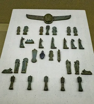 Amuletos funerários egípcios do período ptolemaico, expostos no Penn Museum, em Filadélfia