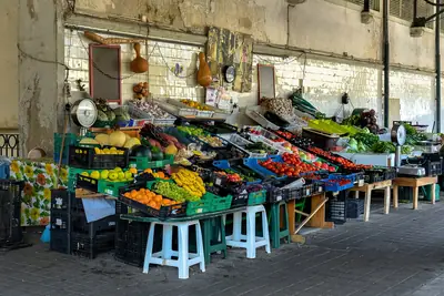 Banca de fruta e legumes em caixas coloridas no Mercado do Bolhão, no Porto