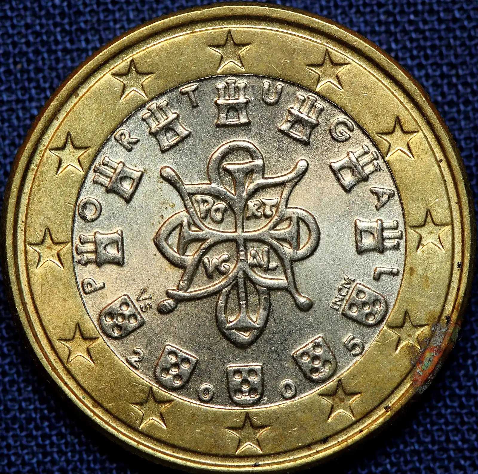 Moeda portuguesa de um euro, com o selo real e os castelos, sobre fundo azul