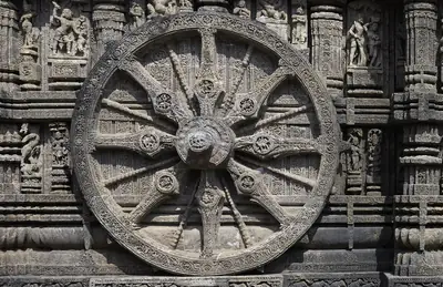 Roda de pedra esculpida no Templo do Sol de Konark, na Índia, do século XIII