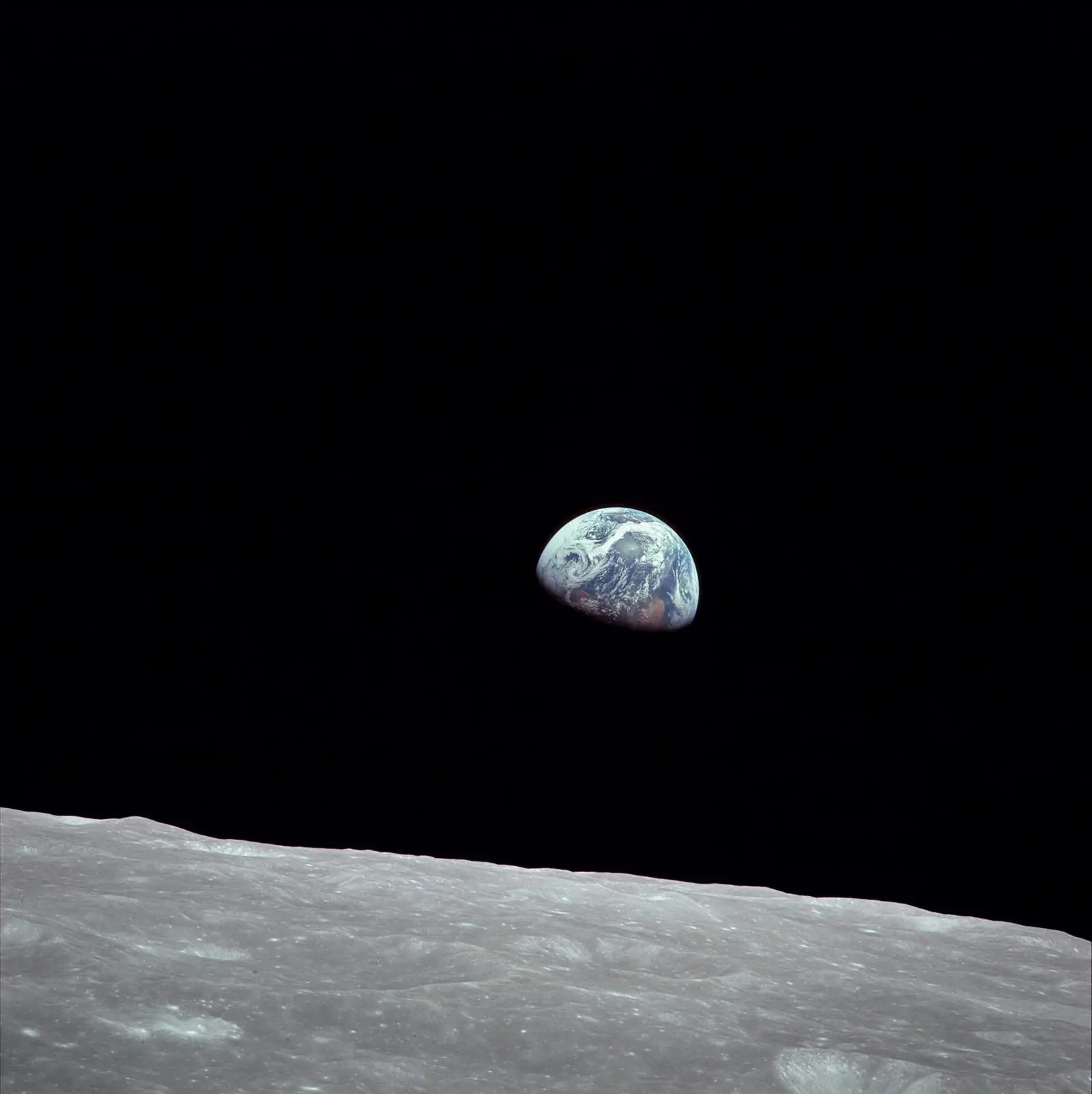 A Terra a nascer sobre o horizonte cinzento da Lua, fotografada da Apollo 8 em 1968